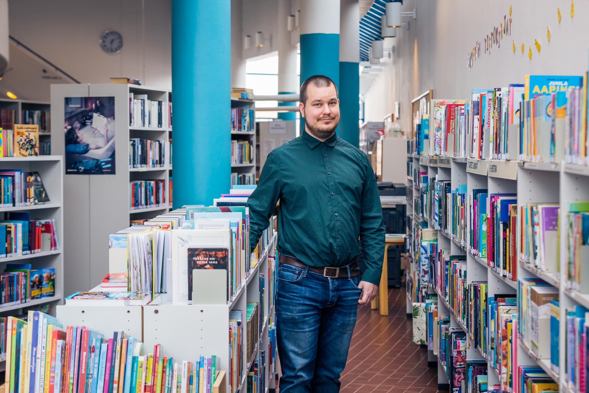 Kirjastovirkailija Timo Kuru kirjastossa.